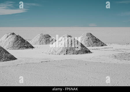 Trocknen Hand schaufelte Salz Häufchen auf Boliviens Salar de Uyuni, vermutlich eine der reichsten Quellen von Lithium in der Welt. Stockfoto