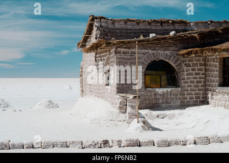 Salz-Hotel auf der Boliviens Salar de Uyuni, Wohnungen der weltweit größten Salz. Salzziegel werden verwendet, um das Salz Hotel zu schaffen. Stockfoto