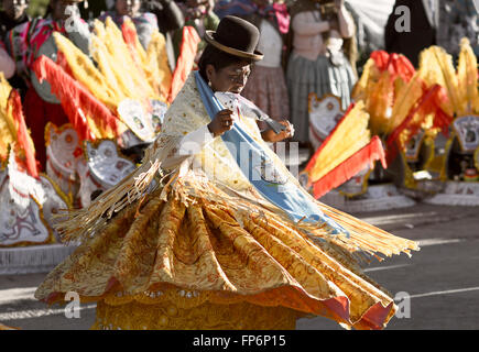 Aymara Frauen tanzen auf dem Festival der Virgen del Rosario in der Provinz Chucuito, Puno Region, Peru. Virgen del Rosario ist der Schutzpatron des Dominikanerordens, die verantwortlich für die Slave-Bruderschaften in der Kolonialzeit waren. Die Feier wird hervorgehoben durch die Anwesenheit von Pallas, Damen gekleidet in Kostümen mit weiten Ärmeln und hohen Kronen der Blumen, und die berühmte Negritos, Tänzerinnen, die bekleidet mit schwarzer Wolle Masken die Feier beleben. Stockfoto