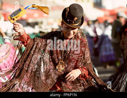 Aymara Frauen tanzen auf dem Festival der Virgen del Rosario in der Provinz Chucuito, Puno Region, Peru. Virgen del Rosario ist der Schutzpatron des Dominikanerordens, die verantwortlich für die Slave-Bruderschaften in der Kolonialzeit waren. Die Feier wird hervorgehoben durch die Anwesenheit von Pallas, Damen gekleidet in Kostümen mit weiten Ärmeln und hohen Kronen der Blumen, und die berühmte Negritos, Tänzerinnen, die bekleidet mit schwarzer Wolle Masken die Feier beleben. Stockfoto