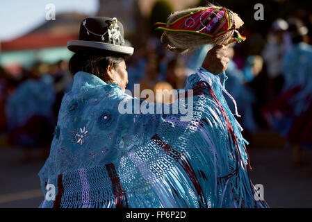 Aymara Frauen tanzen auf dem Festival der Virgen del Rosario in der Provinz Chucuito, Puno Region, Peru. Virgen del Rosario ist der Schutzpatron des Dominikanerordens, die verantwortlich für die Slave-Bruderschaften in der Kolonialzeit waren. Die Feier wird hervorgehoben durch die Anwesenheit von Pallas, Damen gekleidet in Kostümen mit weiten Ärmeln und hohen Kronen der Blumen, und die berühmte Negritos, Tänzerinnen, die bekleidet mit schwarzer Wolle Masken die Feier beleben. Stockfoto