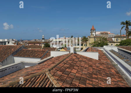 Auf der Dachterrasse-Blick über Ponta Delgada. Insel São Miguel. Azoren. Portugal Stockfoto