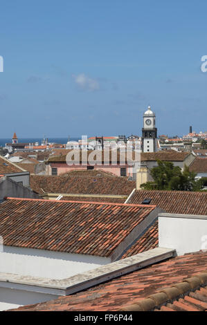 Auf der Dachterrasse-Blick über Ponta Delgada. Insel São Miguel. Azoren. Portugal Stockfoto