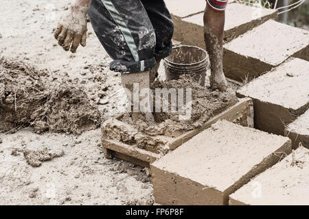 Junge traditionelle Adobe Lehmziegeln, sein eigenes Haus in Paru Paru Gemeinschaft Dorf Pisaq District, Region Cusco, Peru zu bauen. Stockfoto