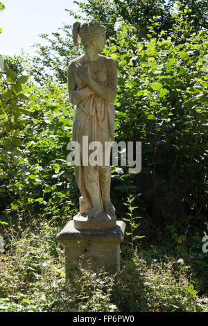 Nahaufnahme einer drapierte weibliche Skulptur in einem Garten Stockfoto