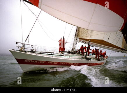 AJAXNETPHOTO. 1986.SOLENT, ENGLAND. -SCHWEIZER RENNFAHRER - PIERRE FEHLMANN MAXI YACHT UBS NÄHERT SICH DER ZIELLINIE AM ENDE DES 1985/6 WHITBREAD ROUND THE WORLD RACE. FOTO: JONATHAN EASTLAND/AJAX REF: 21501 3 129 Stockfoto