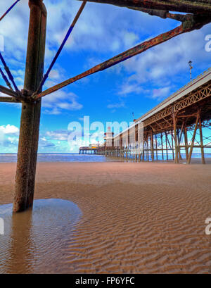 Ein Blick entlang Blackpool North Pier aus dem südlichen Flügel. Stockfoto