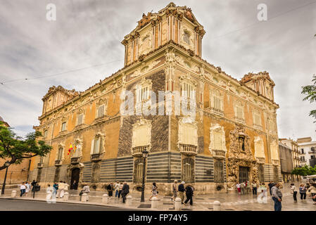 Die Touristen rund um das Gebäude des nationalen Keramik Museum Gonzalez Marti, Valencia, Spanien. Stockfoto