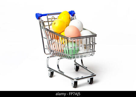 Einkaufswagen voller Ostereier Stockfoto