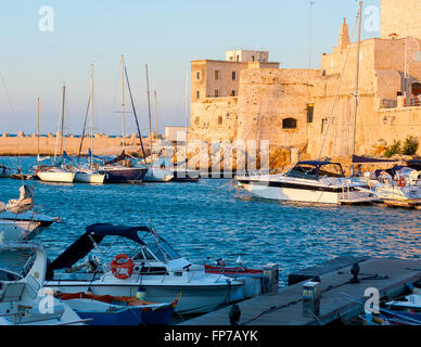 Yachthafen. Viele der schönen Yachten vor Anker. Stockfoto