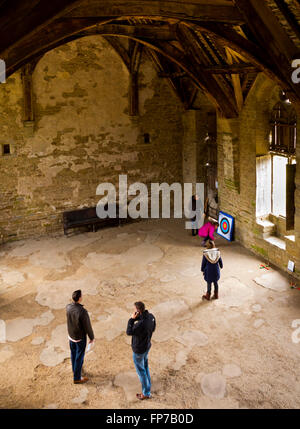 Besucher in den Rittersaal im Stokesay Castle in der Nähe von Ludlow in Shropshire, England UK Stockfoto