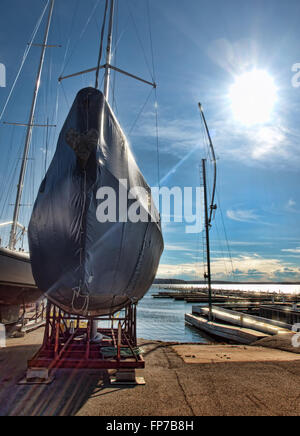 angedockte Boot und Sonne am späten Nachmittag, Winter Stockfoto