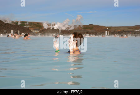 Isländische Landschaft. Blaue Lagune geothermische Spa mit Schwimmer Stockfoto