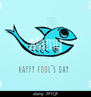 ein handgeschöpftes Papierfisch befestigt mit Klebeband und den Text gerne Narren Tag auf blauem Hintergrund Stockfoto