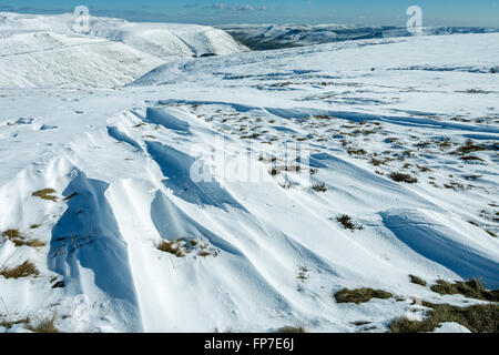Sastrugi oder Schnee driftet auf Brown Anhöhe oberhalb Edale, Peak District, Derbyshire, England, UK Stockfoto