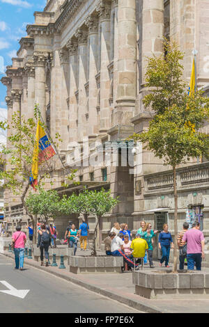 QUITO, ECUADOR, Oktober - 2015 - niedrigen Winkel Ansicht der klassizistische Palast und Passanten auf der Straße im historischen Stockfoto