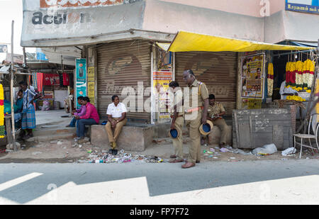 3 Polizisten an einer Straßenecke in Maduranthakam, Kancheepuram Bezirk von Tamil Nadu, mit der lokalen Bevölkerung herumlungern Stockfoto