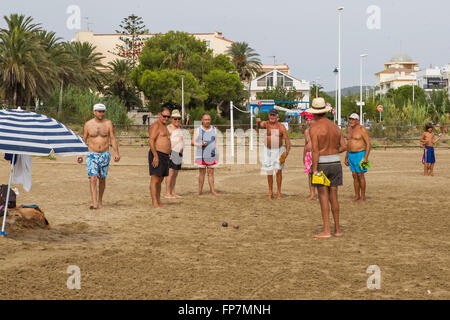 Alcossebre, Spanien - 09 09, 2013: Senioren Spanier spielen Boccia am Sandstrand in Alcossebre, Ferienort in Spanien Stockfoto