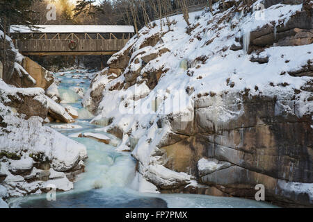 Franconia Notch State Park - Sentinel Pine Covered Bridge in den Wintermonaten. Stockfoto