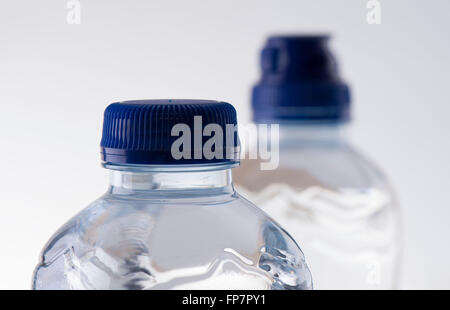 Nahaufnahme des oberen Teils eine Flasche Wasser. Stockfoto