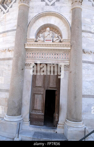 Eingangstür der schiefe Turm der Kathedrale in Pisa, Italien Stockfoto