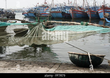 Traditionellen Fischerboot mit Netz und gewebte Bambus Korb Boot an das Fischerdorf in Da Nang, Süd-Vietnam Stockfoto