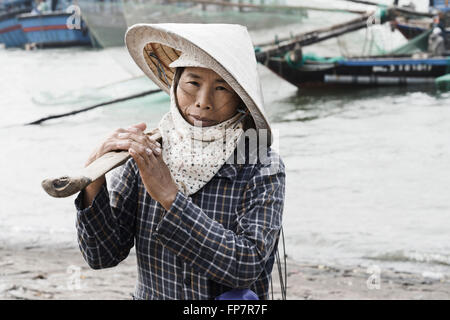 Porträt von Vietnamesin traditionelle konische Hut Stockfoto