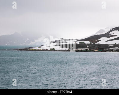 Comandante Ferraz-Antarktis-Station (Brasilien) ist eine permanente antarktischen Forschungsstation, benannt nach der brasilianischen Marine Kommandant Luís Antônio de Carvalho Ferraz. Das Hotel liegt in der Admiralty Bay, King George Island, nahe der Spitze der antarktischen Halbinsel. Es beherbergt heute etwa 60 Menschen, darunter Forscher, Techniker und Mitarbeiter, Militär und Zivilisten. Stockfoto