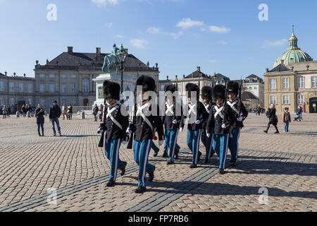 Kopenhagen, Dänemark - 16. März 2016: Wechselnde Zeremonie der königlichen Wachablösung am Schloss Amalienborg. Stockfoto