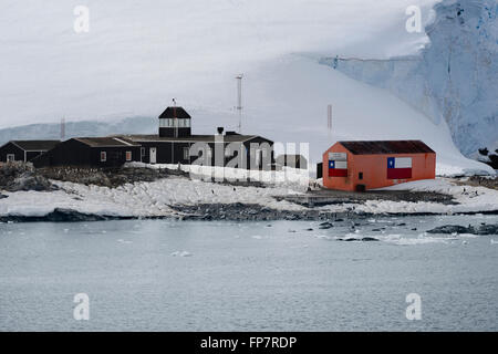 Chilenische Antarktis-Forschung Basis Gonzalez Videla. Auf der antarktischen Halbinsel in Paradise Bay gelegen. Es ist benannt nach der chilenischen Präsidenten Gabriel González Videla. Stockfoto