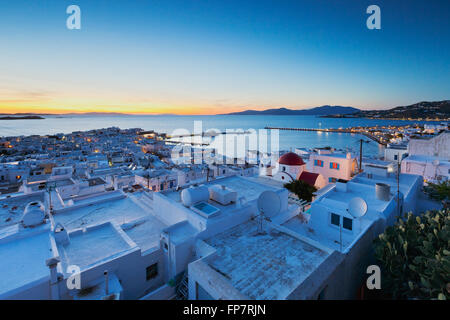 Blick auf die Stadt Mykonos und Tinos Insel in der Ferne, Griechenland. Stockfoto