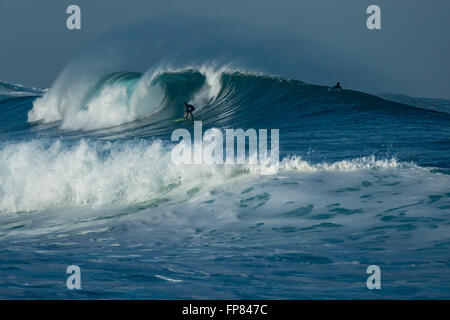 Große Vinifizierung Welle in der Big Sur Küste von Kalifornien mit einem Surfer reiten die Welle, Morgenlicht. Stockfoto