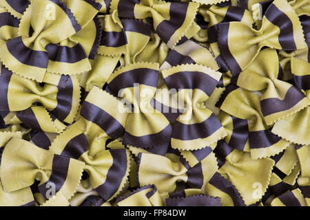 Schmetterling Fantasia grün & schwarz. Farfalle Nudeln. Aromatisierte farbige Pasta. Spezialität-Nudeln Stockfoto