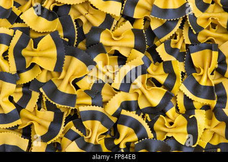 Schmetterling-Fantasia-gelb & schwarz. Farfalle Nudeln. Aromatisierte farbige Pasta. Spezialität-Nudeln Stockfoto
