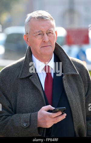 Hilary Benn MP (Labour: zentrale Leeds, Schatten Außenminister) in Westminster, März 2016 auf seinem Handy Stockfoto