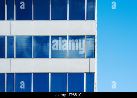 Milton Keynes Bürogebäude Glas Fenster Zusammenfassung. Milton Keynes, Buckinghamshire, England Stockfoto