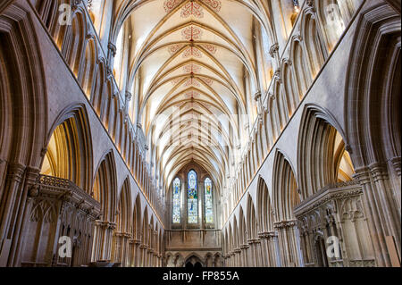 Kirchenschiff und West Glasfenster. Wells Cathedral. Somerset, England Stockfoto