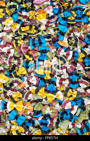 Schmetterling Fantasia Pasta. Farfalle Pasta. Aromatisiert farbig Pasta. Pasta-spezialitäten Stockfoto