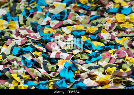 Schmetterling Fantasia Pasta. Farfalle Pasta. Aromatisiert farbig Pasta. Pasta-spezialitäten Stockfoto