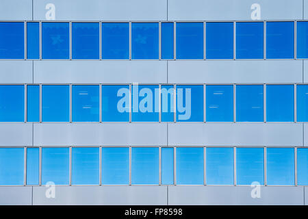 Milton Keynes Bürogebäude Glas Fenster Zusammenfassung. Milton Keynes, Buckinghamshire, England Stockfoto