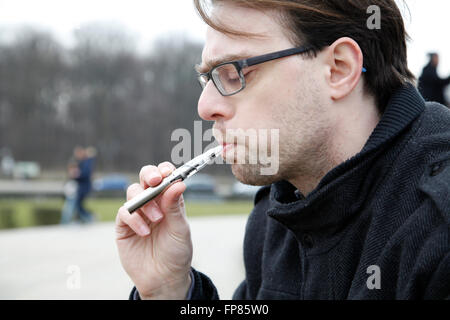 Menschen, die eine e-Zigarette rauchen Stockfoto