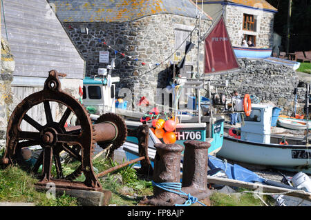 Alten Winde und Angelboote/Fischerboote in Cadgwith Hafen, Cornwall, UK Stockfoto