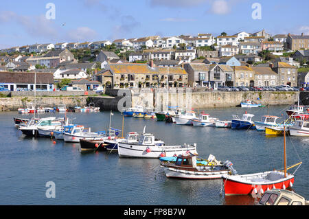 Ordentliche Schlangen von Booten, die im Hafen von Porthleven, Cornwall, Großbritannien, festgemacht sind Stockfoto