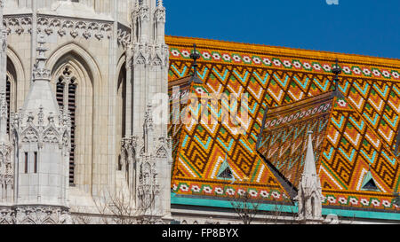 Bunte Zsolnay Majolika-Kacheln auf dem Dach der Matthiaskirche in Budapest, Ungarn Stockfoto