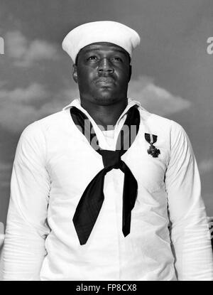 Doris "Dorie" Miller, eine Messmen dritte Klasse in der United States Navy, bekannt für seine Tapferkeit während des Angriffs auf Pearl Harbor am 7. Dezember 1941. Das Navy Cross erhielt er für seine Taten, der erste schwarze Amerikaner, die Auszeichnung in Empfang. Offizielle US-Marine Foto. Stockfoto