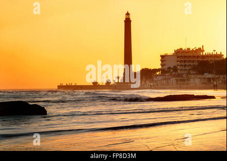 Der Strand von Maspalomas und dem Leuchtturm bei Sonnenuntergang.  Gran Canaria, Spanien Stockfoto