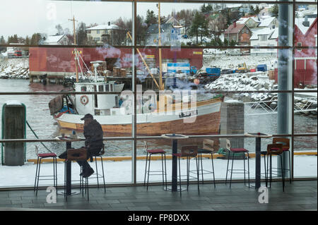 Cafe am terminal bei Finnsnes Schnellboot. Eine kleine Stadt in der Gemeinde Lenvik in Troms Grafschaft. Norwegen. Stockfoto