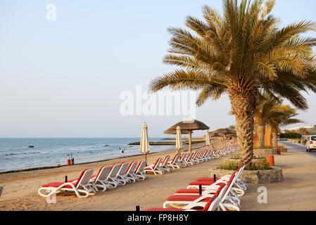 Strand des Luxushotels während des Sonnenuntergangs, Ras Al Khaima, Vereinigte Arabische Emirate Stockfoto