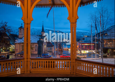 Die Eismeerkathedrale Statue von König Hakon VII. und der katholischen Kirche von der Marktplatz-Musikpavillon betrachtet. Tromso. Norwegen Stockfoto