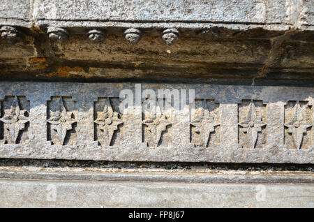 Schnitzereien auf dem 13. Jahrhundert Mahadev Tempel gebaut aus Basaltstein Tambdi Surla, Sanguem, Goa, Indien Stockfoto